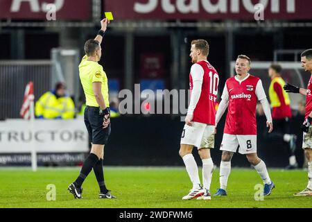 ALKMAAR - arbitre Allard Lindhout remet un carton jaune à Jordy Clasie de l'AZ Alkmaar lors du match néerlandais d'Eredivisie entre AZ Alkmaar et PEC Zwolle au stade AFAS le 20 janvier 2024 à Alkmaar, pays-Bas. ANP ED VAN DE POL Banque D'Images