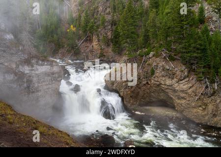 Cascades le long de la rivière Firehole dans le parc national de Yellowstone, Wyoming, États-Unis. Banque D'Images