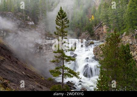 Cascades le long de la rivière Firehole dans le parc national de Yellowstone, Wyoming, États-Unis. Banque D'Images