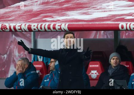 Leipzig, Allemagne. 20 janvier 2024. Football : Bundesliga, RB Leipzig - Bayer Leverkusen, Journée 18, Red Bull Arena. L'entraîneur de Leverkusen Xabi Alonso gesticule. Crédit : Jan Woitas/dpa/Alamy Live News Banque D'Images