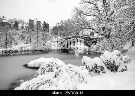Le pont de Gapstow pendant une tempête de neige à Central Park, New York Banque D'Images