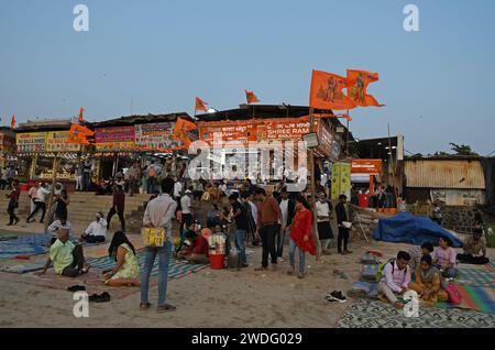 Mumbai, Inde. 20 janvier 2024. Des stands de nourriture sont vus avec des drapeaux de la divinité hindoue Lord RAM hissés sur la plage de Juhu à Mumbai. La cérémonie de consécration de l'idole de la divinité hindoue Seigneur RAM aura lieu le 22 janvier 2024 dans la ville sainte d'Ayodhya dans l'état de l'Uttar Pradesh et à cette date le temple sera ouvert au public pour prier. (Photo Ashish Vaishnav/SOPA Images/Sipa USA) crédit : SIPA USA/Alamy Live News Banque D'Images