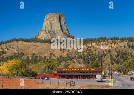 Devils Tower National Monument avec couleur feuillage d'automne, près de Sundance, Wyoming, États-Unis. Banque D'Images