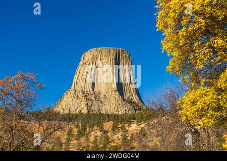 Devils Tower National Monument avec couleur feuillage d'automne, près de Sundance, Wyoming, États-Unis. Banque D'Images