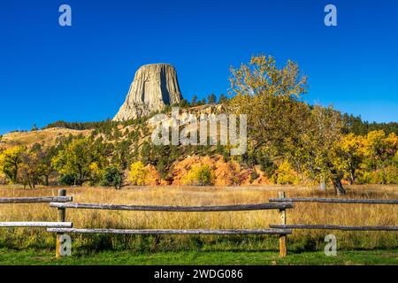 Devils Tower National Monument avec couleur feuillage d'automne, près de Sundance, Wyoming, États-Unis. Banque D'Images