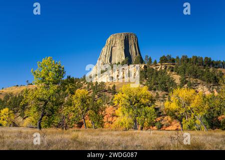 Devils Tower National Monument avec couleur feuillage d'automne, près de Sundance, Wyoming, États-Unis. Banque D'Images