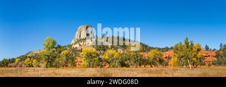 Devils Tower National Monument avec couleur feuillage d'automne, près de Sundance, Wyoming, États-Unis. Banque D'Images