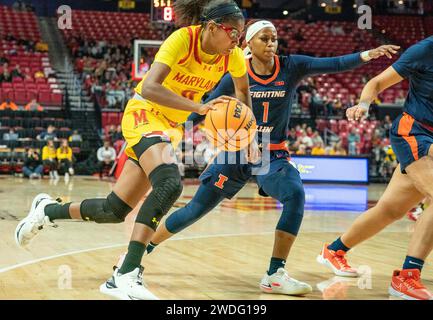 College Park, États-Unis. 20 janvier 2024. COLLEGE PARK, MD : - JANVIER 20 : la garde des Terrapins du Maryland Shyanne Sellers (0) dribble devant la garde des Illini de l'Illinois Genesis Bryant (1) lors d'un match féminin de basket-ball universitaire entre les Terrapins du Maryland et les Illinois Fighting Illini au Xfinity Center, à College Park, Maryland le 20 janvier 2024. (Photo de Tony Quinn/SipaUSA) crédit : SIPA USA/Alamy Live News Banque D'Images