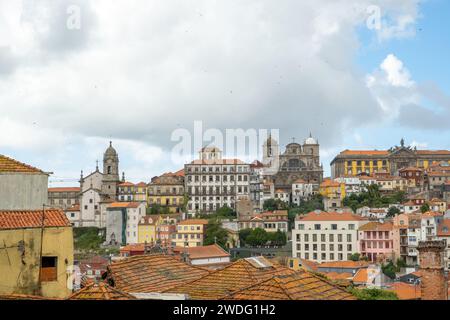 Porto, Portugal - 17 septembre 2023. Vue sur la vieille ville et la Tour de Clerigos. Jour nuageux. Banque D'Images