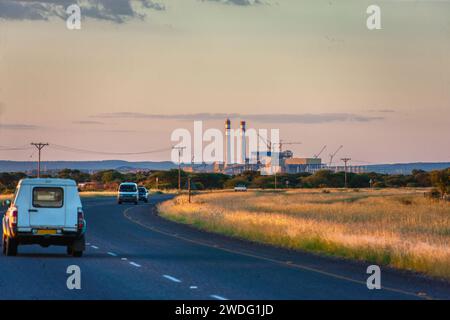 Station de charbon produisant de l'électricité au Botswana, voitures de vue large sur l'autoroute Banque D'Images