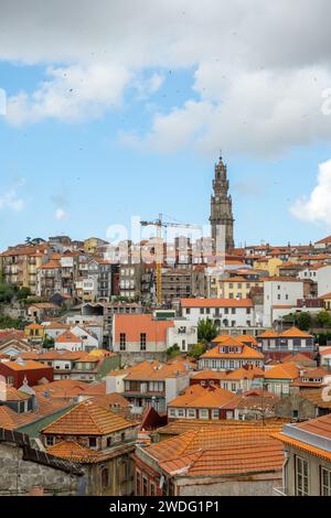 Porto, Portugal - 17 septembre 2023. Vue sur la vieille ville et la Tour de Clerigos. Jour nuageux. Banque D'Images