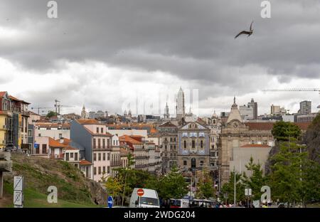 Porto, Portugal - 17 septembre 2023. Vue sur la vieille ville et la Tour de Clerigos. Jour nuageux. Banque D'Images