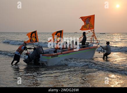 Mumbai, Maharashtra, Inde. 20 janvier 2024. Drapeaux de la divinité hindoue Lord RAM (à droite) et de son dévot Monkey god Lord Hanuman (à gauche et au milieu) est hissé sur un bateau de vitesse utilisé pour les promenades joyeuses à la plage de Juhu à Mumbai. La cérémonie de consécration de l'idole de la divinité hindoue Seigneur RAM aura lieu le 22 janvier 2024 dans la ville sainte d'Ayodhya dans l'état de l'Uttar Pradesh et à cette date le temple sera ouvert au public pour prier. (Image de crédit : © Ashish Vaishnav/SOPA Images via ZUMA Press Wire) USAGE ÉDITORIAL SEULEMENT! Non destiné à UN USAGE commercial ! Banque D'Images