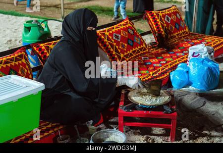 doha, qatar- janvier 10,2024 : femmes arabes faisant de la crêpe(Russian Blini) Banque D'Images