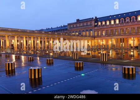 Vue panoramique du Palais-Royal 1639 au soir de pluie , appelé à l'origine Palais-Cardinal, il était la résidence personnelle du Cardinal de Richelieu à Paris Banque D'Images