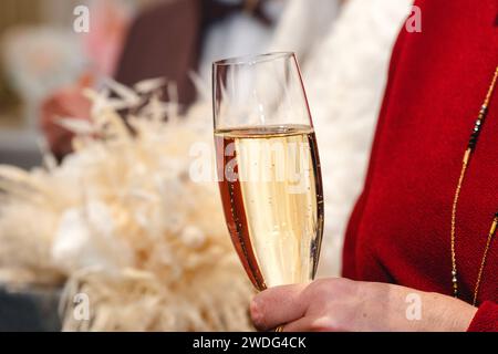 Augsbourg, Bavière, Allemagne - 19 janvier 2024 : une femme tient une coupe de champagne à une fête *** Eine Frau hält ein Glas Sekt BEI einer Feier in der Hand Banque D'Images
