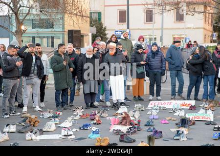 Rome, Italie. 20 janvier 2024. Les habitants du quartier Centocelle participent au flash-mob organisé par les groupes sociaux du quartier en solidarité avec le peuple palestinien de Rome. De nombreuses personnes ont participé à la flash mob organisée par le « Laboratoire social autogéré de Centocelle » et par des organisations de quartier en solidarité avec le peuple palestinien à Rome. Crédit : ZUMA Press, Inc./Alamy Live News Banque D'Images