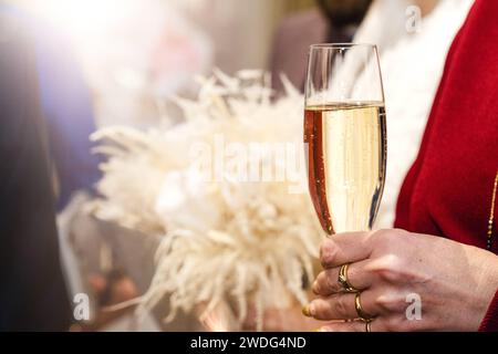 Augsbourg, Bavière, Allemagne - 19 janvier 2024 : une femme tient une coupe de champagne à une fête *** Eine Frau hält ein Glas Sekt BEI einer Feier in der Hand Banque D'Images