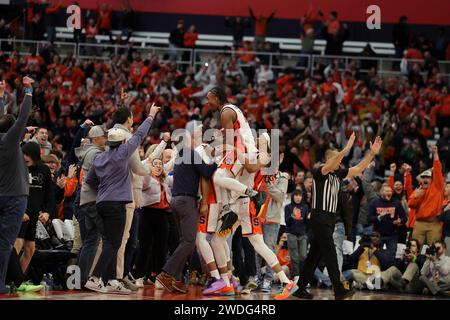 Syracuse, New York, États-Unis. 20 janvier 2024. Lors du match de basket-ball de la conférence ACC entre l'Université de Syracuse et l'Université de Miami, Syracuse célèbre leur victoire avec les fans à la fin du match qui s'est tenu au JMA Wireless Dome sur le campus de l'Université de Syracuse. (Image de crédit : © Scott Rausenberger/ZUMA Press Wire) USAGE ÉDITORIAL SEULEMENT! Non destiné à UN USAGE commercial ! Banque D'Images