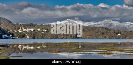 Reflets de Porthmeirion et du mont Snowdon Banque D'Images