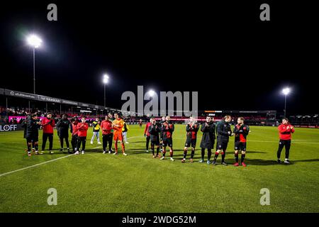 Almere, pays-Bas. 20 janvier 2024. ALMERE, PAYS-BAS - JANVIER 20 : les joueurs de l'Almere City FC applaudissent après l'annulation du match en raison d'un terrain gelé avant le match néerlandais d'Eredivisie entre l'Almere City FC et Fortuna Sittard au Yanmar Stadion le 20 janvier 2024 à Almere, pays-Bas. (Photo de Rene Nijhuis/Orange Pictures) crédit : dpa/Alamy Live News Banque D'Images