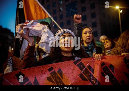 Barcelone, Espagne. 20 janvier 2024. Les manifestants crient des slogans pour protester contre les attaques continues d'Israël contre la bande de Gaza, qui ont fait de nombreux morts parmi les civils. Ils réagissent à une attaque du 7 octobre par l’organisation islamiste Hamas. Crédit : Matthias Oesterle/Alamy Live News Banque D'Images