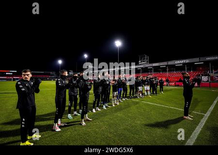 Almere, pays-Bas. 20 janvier 2024. ALMERE, PAYS-BAS - JANVIER 20 : les joueurs de Fortuna Sittard remercient leurs supporters après l'annulation du match en raison d'un terrain gelé avant le match néerlandais d'Eredivisie entre Almere City FC et Fortuna Sittard au Yanmar Stadion le 20 janvier 2024 à Almere, pays-Bas. (Photo de Rene Nijhuis/Orange Pictures) crédit : dpa/Alamy Live News Banque D'Images