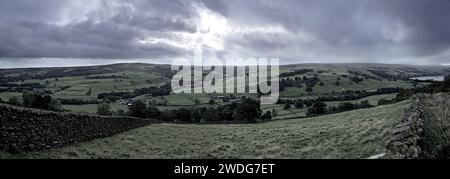 Une photo panoramique de paysage montrant les collines de Nidderdale autour de WATH dans la région des North Yorkshire Dales Banque D'Images