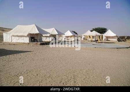 Village de tentes touristiques dans le désert du Thar, près de Jaisalmer, Rajasthan, Inde du Nord Banque D'Images