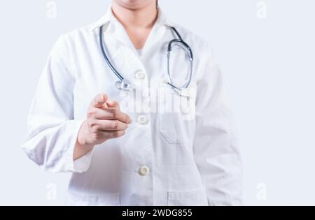 Docteur méconnaissable pointant la caméra. Les mains du docteur pointant sur vous isolé, le docteur des doigts pointant sur vous Banque D'Images