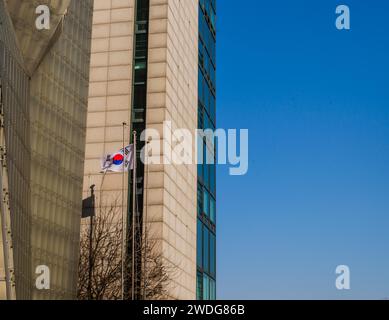 Drapeau sud-coréen flottant devant un bâtiment au ciel bleu clair à Séoul, en Corée du Sud Banque D'Images