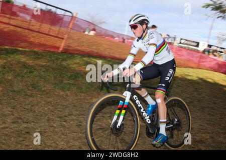 Benidorm, Communauté valencienne, Espagne. 20 janvier 2024. Benidorm, Espagne, 20 janvier 2024 : le cycliste FEM van Empel lors de l'entraînement officiel de la coupe du monde de Cyclo-Cross UCI 2024 - Benidorm, le 20 janvier 2024, au Parque Foiotes, à Benidorm, Espagne. (Image de crédit : © Alberto Brevers/Pacific Press via ZUMA Press Wire) USAGE ÉDITORIAL SEULEMENT! Non destiné à UN USAGE commercial ! Banque D'Images