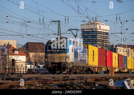 Bayerische Bahninfrastruktur Das private Eisenbahnunternehmen boxxpress.de verbindet sieben mal die Woche Nürnberg mit dem Überseehafen in Hamburg mit einer Güterzugverbindung. Insgesamt verfügt das Unternehmen über 45 Lokomotiven und 1,200 Containertragwagen. Fürth Bayern Deutschland *** Infrastructure ferroviaire bavaroise la compagnie ferroviaire privée boxxpress de relie Nuremberg au port Fürth outre-mer de Hambourg sept fois par semaine avec une liaison ferroviaire de marchandises la compagnie a un total de 45 locomotives et 1 200 wagons porte-conteneurs en Bavière Allemagne 20240120-6V2A9396 Banque D'Images