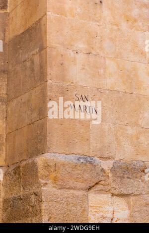 Salamanque, Espagne - 20 février 2022 : panneaux de nom de rue en céramique à Salamanque, Castille et Léon, Espagne. San Martin Banque D'Images