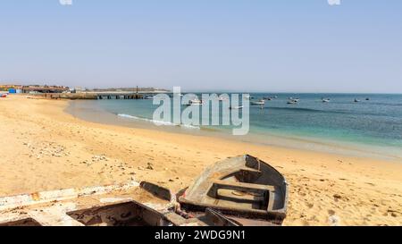 Bateaux de pêche traditionnels colorés sur la plage de Sal Rei. Boa Vista, Cap-Vert. Banque D'Images