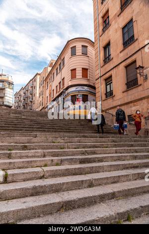 Salamanque, Espagne-20 FÉVRIER 2022: Architecture générique et vue sur la rue de Salamanque, une ville historique dans la région de Castille et Leon de l'Espagne. Banque D'Images