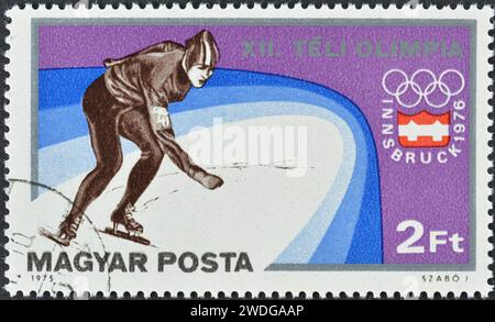 Timbre-poste annulé imprimé par la Hongrie, qui montre le patinage de vitesse, la promotion des Jeux olympiques d'hiver à Innsbruck, vers 1975. Banque D'Images