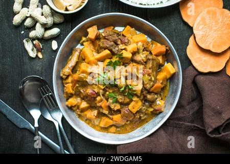 Ragoût de cacahuètes de poulet africain avec patates douces avec côté de riz basmati Banque D'Images