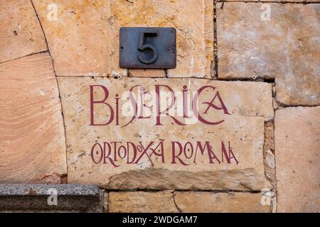 Salamanque, Espagne - 20 février 2022 : panneaux de nom de rue en céramique à Salamanque, Castille et Léon, Espagne. Biserica Ortodoxa Romana. Banque D'Images