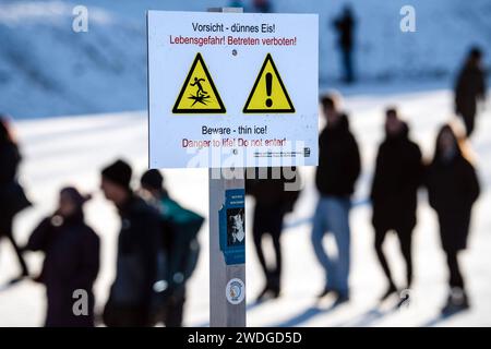 Schild Vorsicht - dünnes EIS, Lebensgefahr Betrett verboten Wintervergnügen auf dem zugefrorenen Nymphenburger Kanal, München, Januar 2024 Deutschland, München, Januar 2024, Vorsicht - dünnes EIS Lebensgefahr Betreten verboten, Warnschild am zugefrorenen Nymphenburger Schlosskanal, viele Münchner ignorieren das Verbot, Menschen beim Eislaufen und Spazierengehen auf dem zugefrorenen Kanal nächsten, Temperaturen BEI -8 Grad und Sonnenschein tragfähig, Eisfläche BEI Plusgraden wird die Eisfläche schnell brüchig und das Betrett lebensgefährlich, Wettervorhersage Banque D'Images