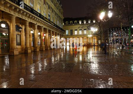 Place Colette au soir pluvieux .c'est une place du 1e arrondissement de Paris dans le quartier du Palais Royal. Banque D'Images