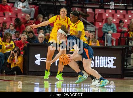 College Park, États-Unis. 20 janvier 2024. COLLEGE PARK, MD : - JANVIER 20 : Gretchen Dolan (5), garde des Illinois Fighting Illini, dribble devant la garde des Terrapins du Maryland Shyanne Sellers (0) lors d'un match féminin de basket-ball universitaire entre les Terrapins du Maryland et les Illinois Fighting Illini au Xfinity Center, à College Park, Maryland le 20 janvier 2024. (Photo de Tony Quinn/SipaUSA) crédit : SIPA USA/Alamy Live News Banque D'Images