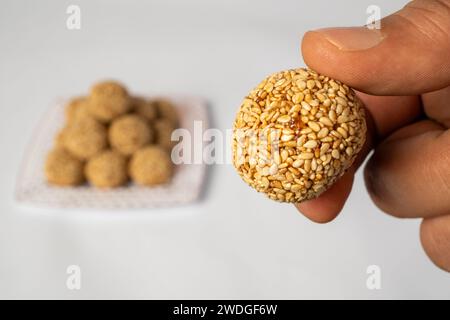 Photo de boules sucrées traditionnelles à base de graines de sésame et de sucre Banque D'Images