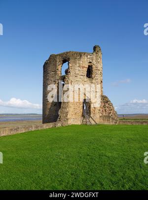 Tour d'angle oriental de trois étages en ruine du château de Flint par une journée ensoleillée, avec vue sur l'estuaire de la Dee vers l'Angleterre, Flint, Flintshire, pays de Galles Banque D'Images