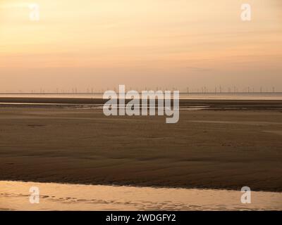 Plage de Talacre à marée basse, avec vue lointaine sur le parc éolien offshore de Gwynt y Mor, Talacre, Flintshire, pays de Galles Banque D'Images