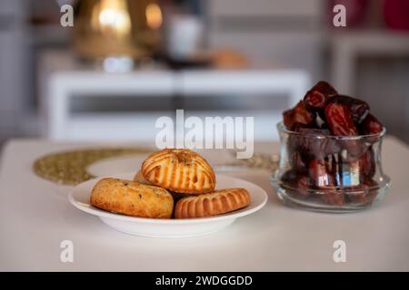 Variété de biscuits maamoul à la semoule affichés avec des décorations en croissant, étoile et Ramadan. Bonbons arabes traditionnels pour Eid al Adha et Eid al Fitr c Banque D'Images