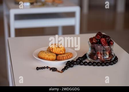 Variété de biscuits maamoul à la semoule affichés avec des décorations en croissant, étoile et Ramadan. Bonbons arabes traditionnels pour Eid al Adha et Eid al Fitr c Banque D'Images