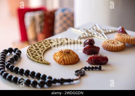 Variété de biscuits maamoul à la semoule affichés avec des décorations en croissant, étoile et Ramadan. Bonbons arabes traditionnels pour Eid al Adha et Eid al Fitr c Banque D'Images