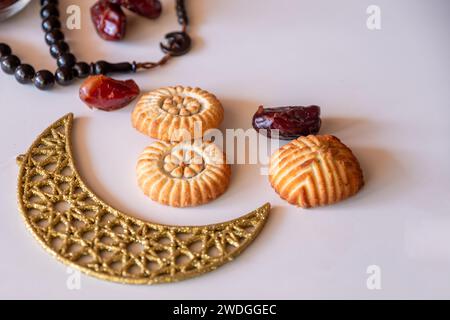 Variété de biscuits maamoul à la semoule affichés avec des décorations en croissant, étoile et Ramadan. Bonbons arabes traditionnels pour Eid al Adha et Eid al Fitr c Banque D'Images