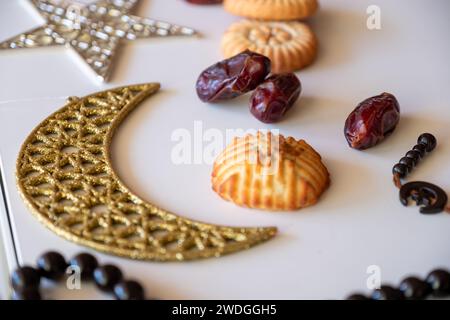 Variété de biscuits maamoul à la semoule affichés avec des décorations en croissant, étoile et Ramadan. Bonbons arabes traditionnels pour Eid al Adha et Eid al Fitr c Banque D'Images